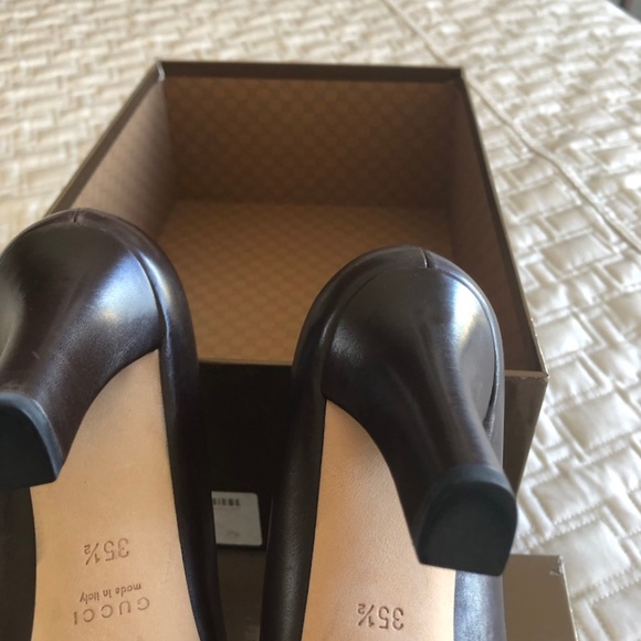 TRENDING GUCCI Leather Round-Toe Pumps - Picture 5 of 8